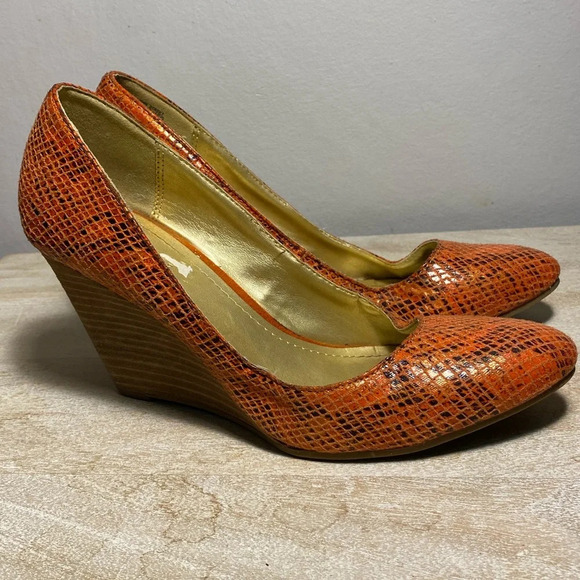 Kenneth Cole Reaction faux orange snakeskin size 8 wedge. “Side Street” line - Picture 2 of 8